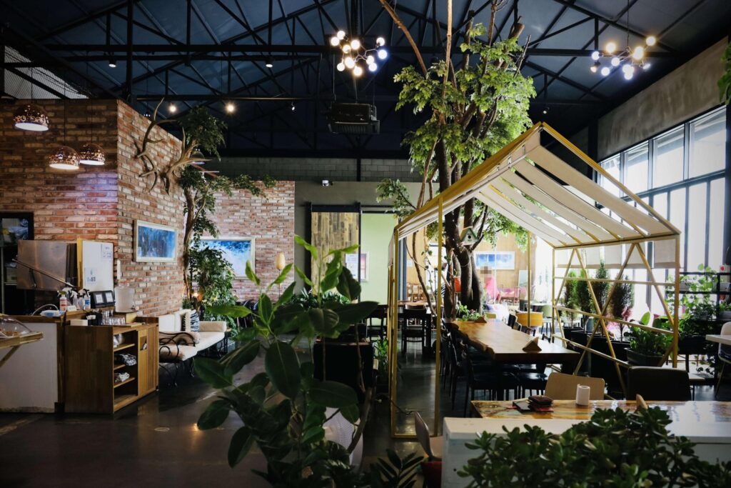 식물과 파빌리온이 어우러져 있는 반려동물 동반 카페 릴869의 내부모습