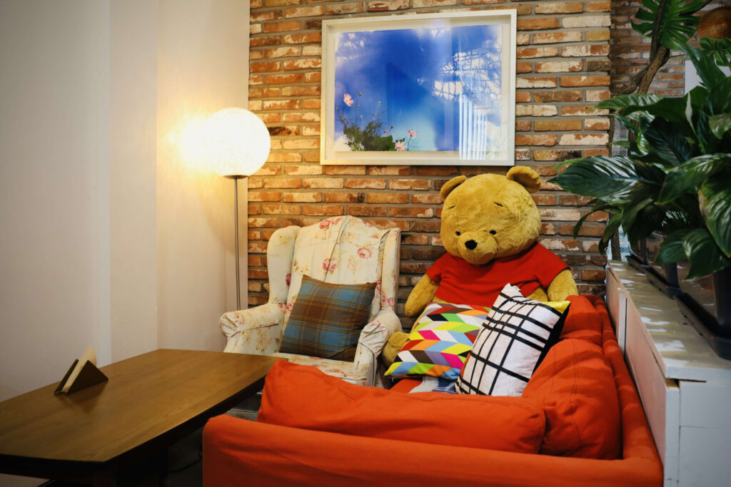 반려동물 동반 카페 릴869 실내 구석에 위치한 소파와 테이블