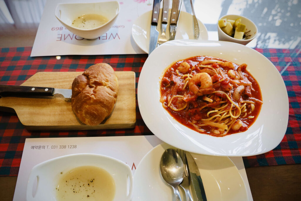 소금빵과 스프와 함께 나오는 릴869 카페의 토마토 파스타
