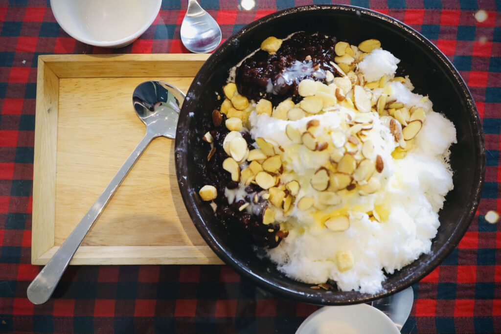 우유 얼음과 팥 그리고 아몬드가 어우러진 위에서 바라본 팥빙수