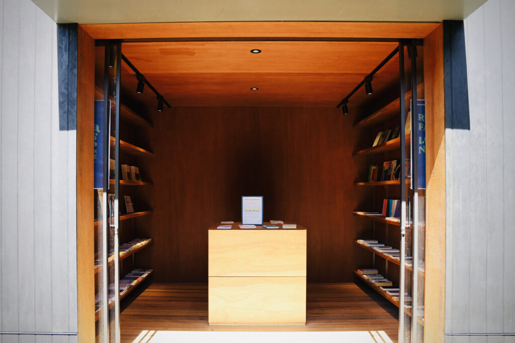바닥과 벽면, 천장, 책장이 모두 붉은빛의 목재로 이루어진 뭐하농 하우스 (Mohanong house) 의 Book space 실내